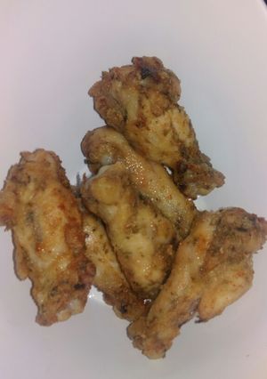 Una foto de Alitas de pollo rebozadas con harina, con papas fritas finas
