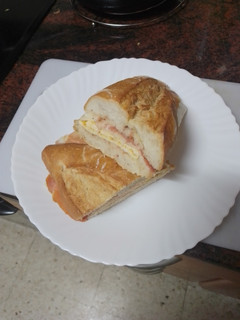 Una foto de Bocadillo de jamón serrano, queso semicurado, tortilla francesa y tomate aliñado