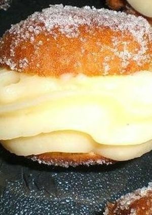 Una foto de Bomba rellena de crema pastelera