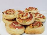 Rulouri din foietaj cu șuncă presată