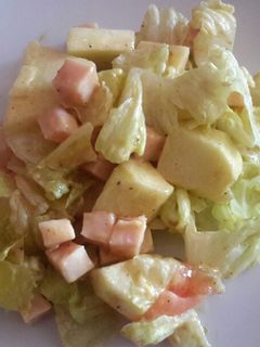 Una foto de Ensalada de pavo, manzana y queso con vinagreta de mostaza