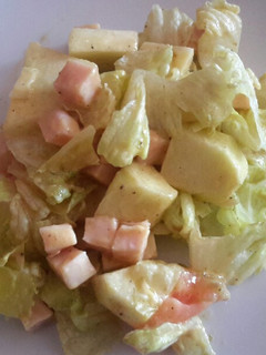Una foto de Ensalada de pavo, manzana y queso con vinagreta de mostaza