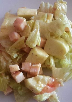 Una foto de Ensalada de pavo, manzana y queso con vinagreta de mostaza