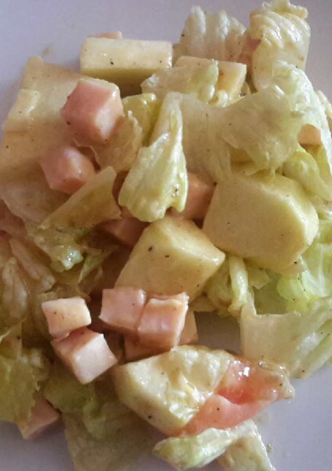 Una foto de Ensalada de pavo, manzana y queso con vinagreta de mostaza