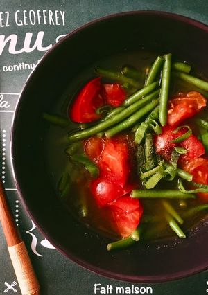 Hình của món 🌱 Canh Cà Chua Đậu Que Chay.