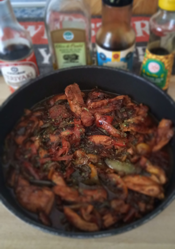 Una foto de Pollo en salsa de ostras, soja y miel  con pimientos