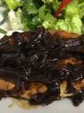 Pechuga de pollo con cebolla confitada