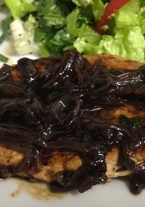 Una foto de Pechuga de pollo con cebolla confitada