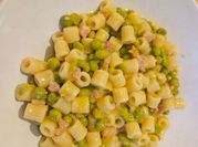 Una foto di pasta piselli e pancetta