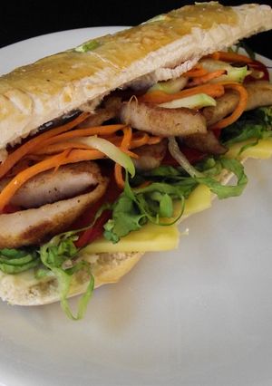 Una foto de Ciabatta artesanal rellena de queso y filete