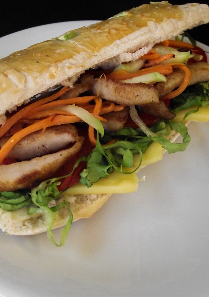 Una foto de Ciabatta artesanal rellena de queso y filete