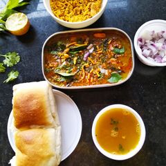 A picture of Misal pav.