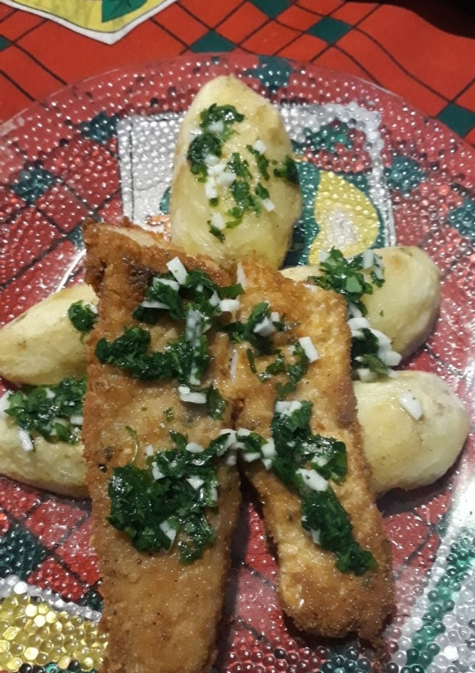Una foto de Filet de Merluzacon pan Rallado y papas Crocantes