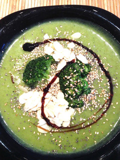Una foto de Receta vegana fácil. Crema de calabacín con leche de coco