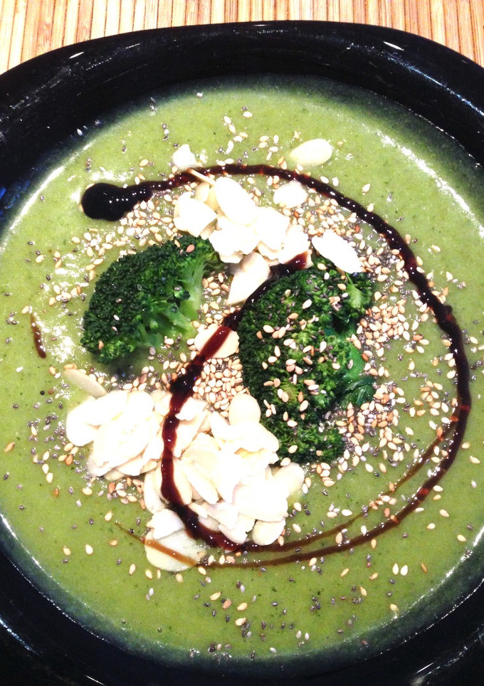 Una foto de Receta vegana fácil. Crema de calabacín con leche de coco