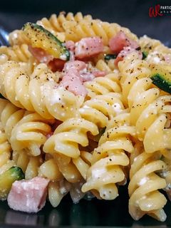 Foto di Fusilli zucchina e pancetta, con emulsione di ricotta e parmigiano