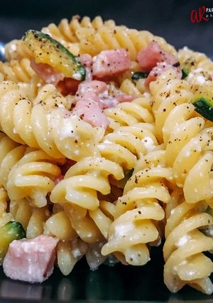 Foto di Fusilli zucchina e pancetta, con emulsione di ricotta e parmigiano