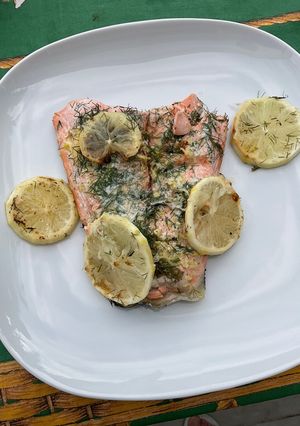 Une photo de Queue de saumon citron et aneth