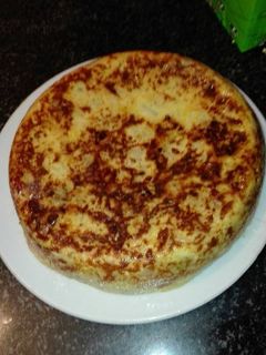 Una foto de Tortilla de calabacín rellena de jamon york queso y beicon