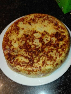 Una foto de Tortilla de calabacín rellena de jamon york queso y beicon
