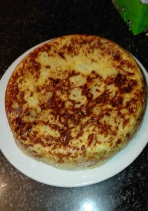 Una foto de Tortilla de calabacín rellena de jamon york queso y beicon