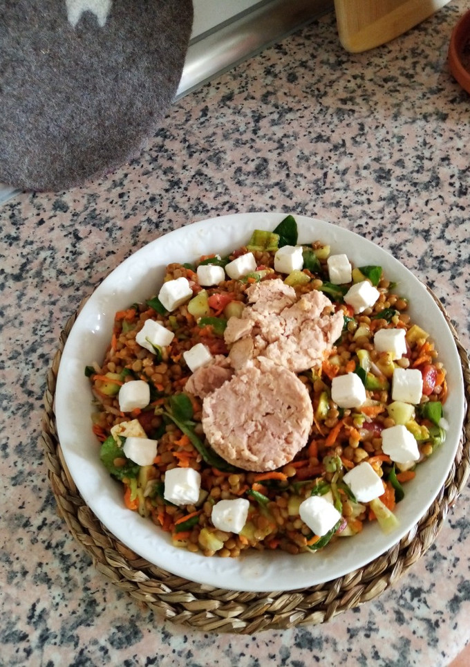 Una foto de Ensalada de Lentejas de bote con Atún y feta