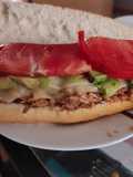 Bocadillo de pulled pork con aguacate, queso y tomate