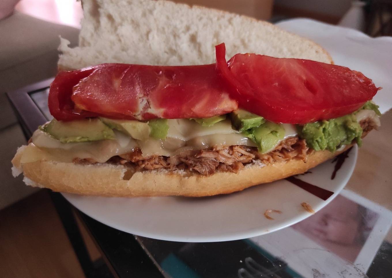 Bocadillo de pulled pork con aguacate, queso y tomate