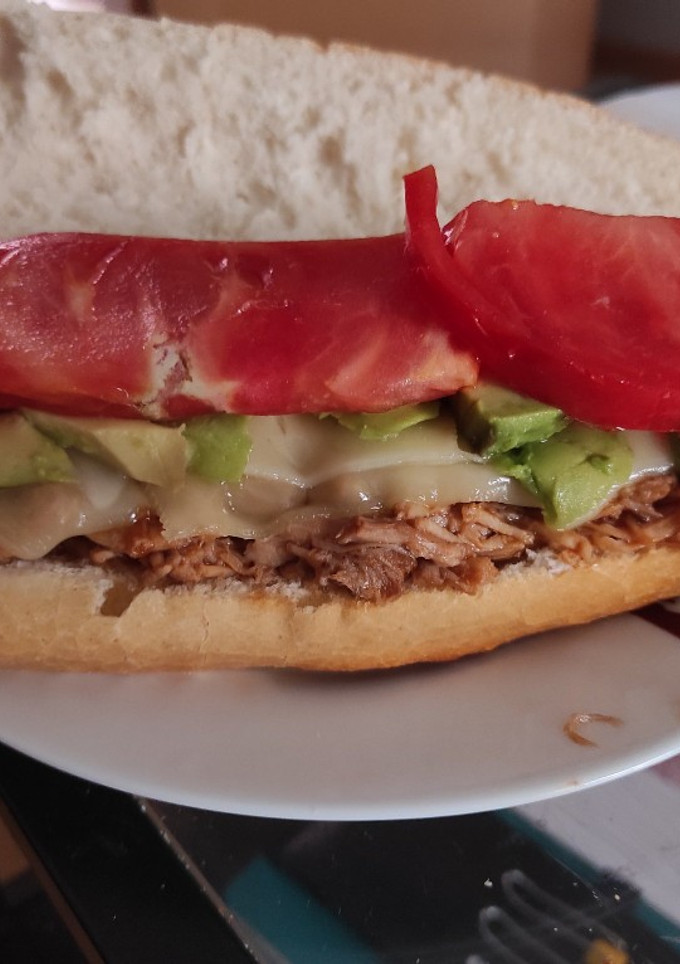 Una foto de Bocadillo de pulled pork con aguacate, queso y tomate