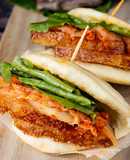 Bánh Bao Đài Loan kẹp Heo Giòn Da & Kimchi - Skinny Taiwanese Bao with Crispy Pork & Kimchi