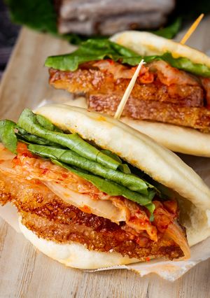 Hình của món Bánh Bao Đài Loan kẹp Heo Giòn Da & Kimchi - Skinny Taiwanese Bao with Crispy Pork & Kimchi.
