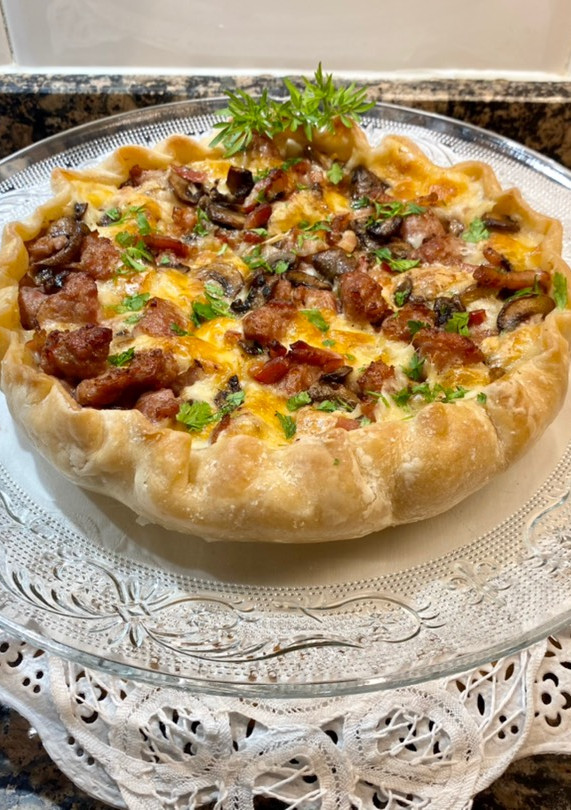 Una foto de Pizza rústica con butifarra y champiñón