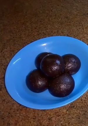 A picture of Parle G Chocolate ladoo.