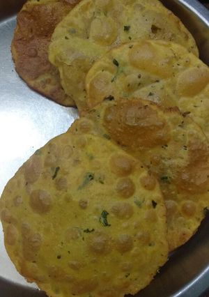 A picture of Methi puri.