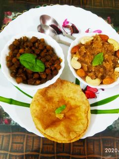 सूजी हलवा और पूड़ी का भोग (halwa puri recipe in hindi) रेसिपी मुख्य फोटो