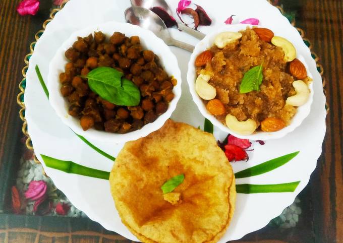 सूजी हलवा और पूड़ी का भोग (halwa puri recipe in hindi) रेसिपी बनाने की विधि  in Hindi by Nita Agrawal - Cookpad