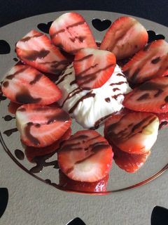 Una foto de Frutillas con Crema Chantilly y Chocolate