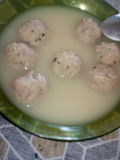 Una foto de Albóndigas en caldo de cocido