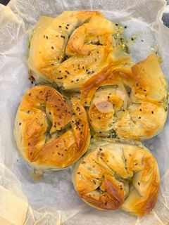 Una foto de Spanakopita Rolls de Espincacas con queso Feta