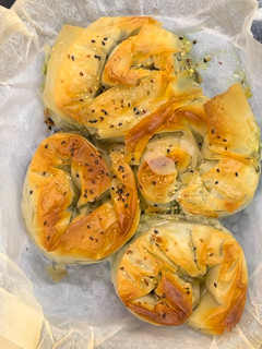 Una foto de Spanakopita Rolls de Espincacas con queso Feta