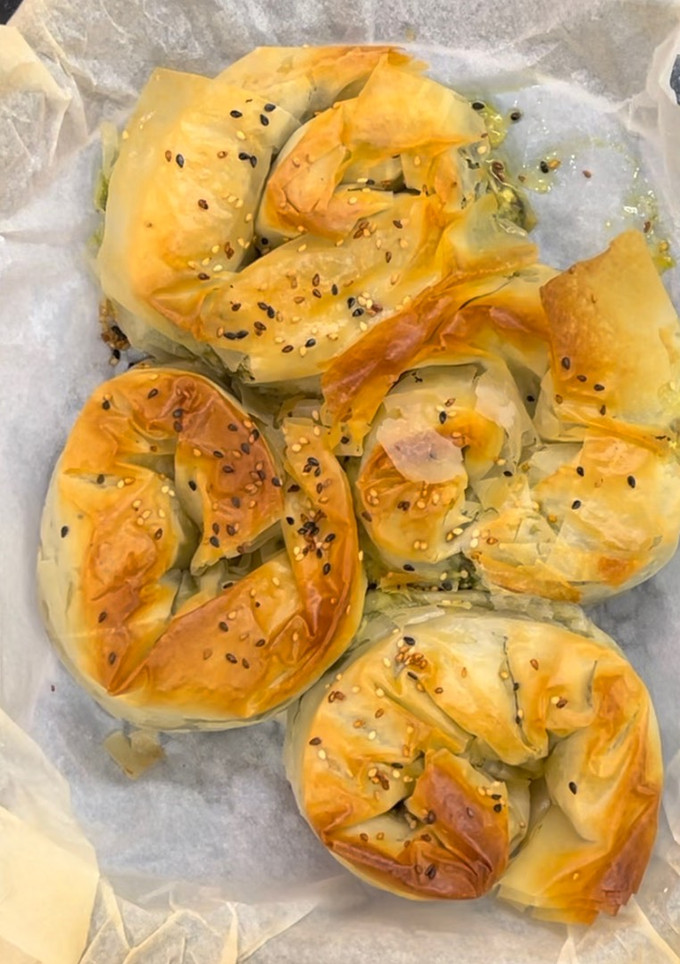 Una foto de Spanakopita Rolls de Espincacas con queso Feta