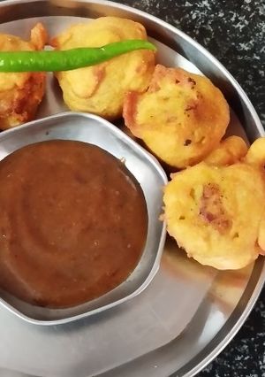 बटाटे वडे खजूर चटणी (Batate Vade Khajoor Chutney Recipe In Marathi) रेसिपी चे मुख्य फोटो 