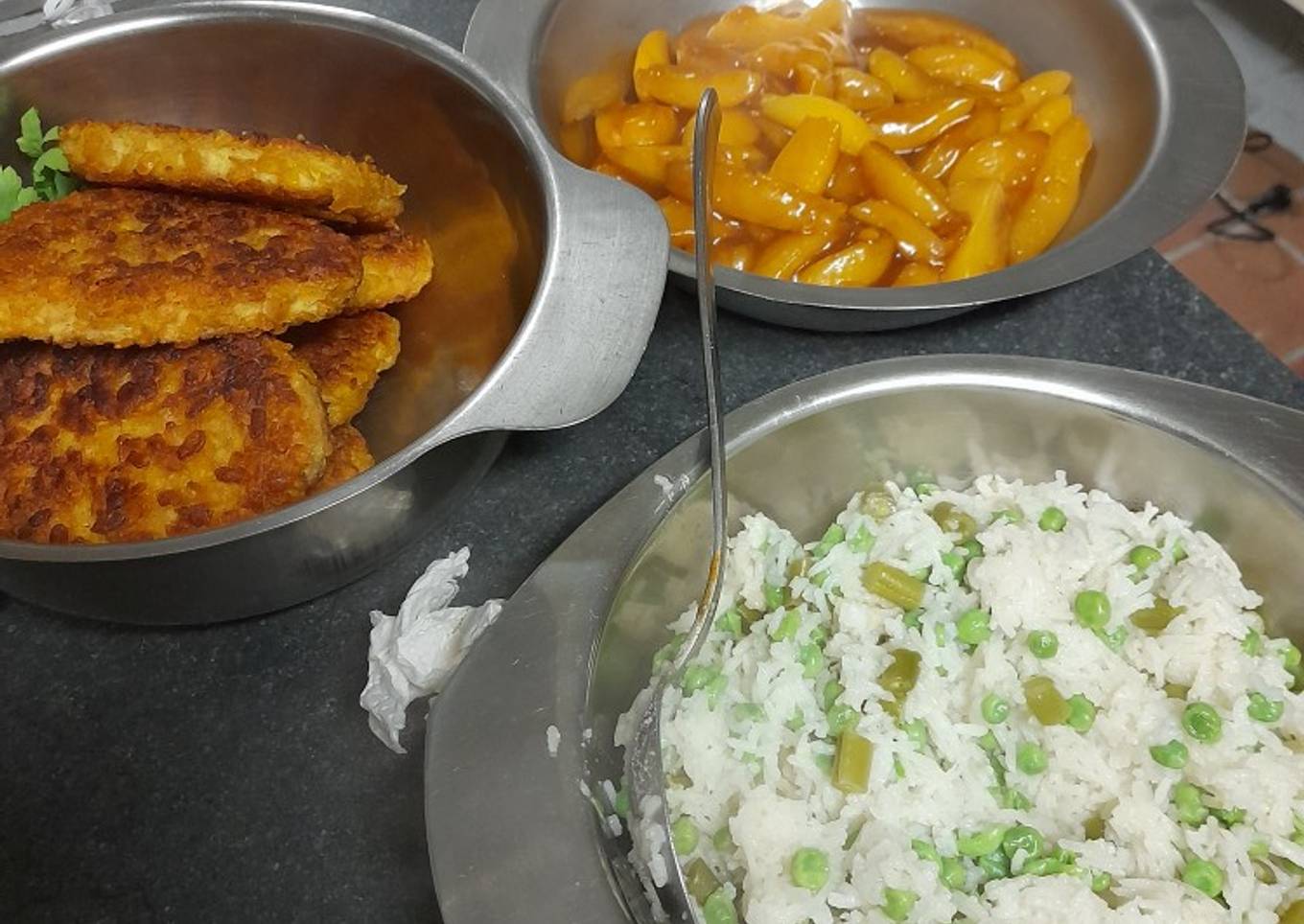 A childrens diner: crispy chicken, peaches and rice