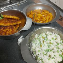 A picture of A childrens diner: crispy chicken, peaches and rice.