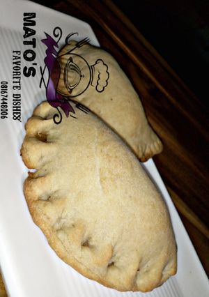 A picture of How to cover meatpie.
