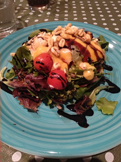 Una foto de Ensalada de brotes y mango