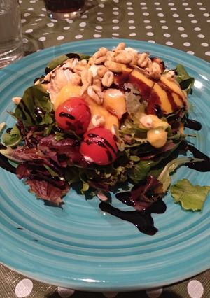Una foto de Ensalada de brotes y mango