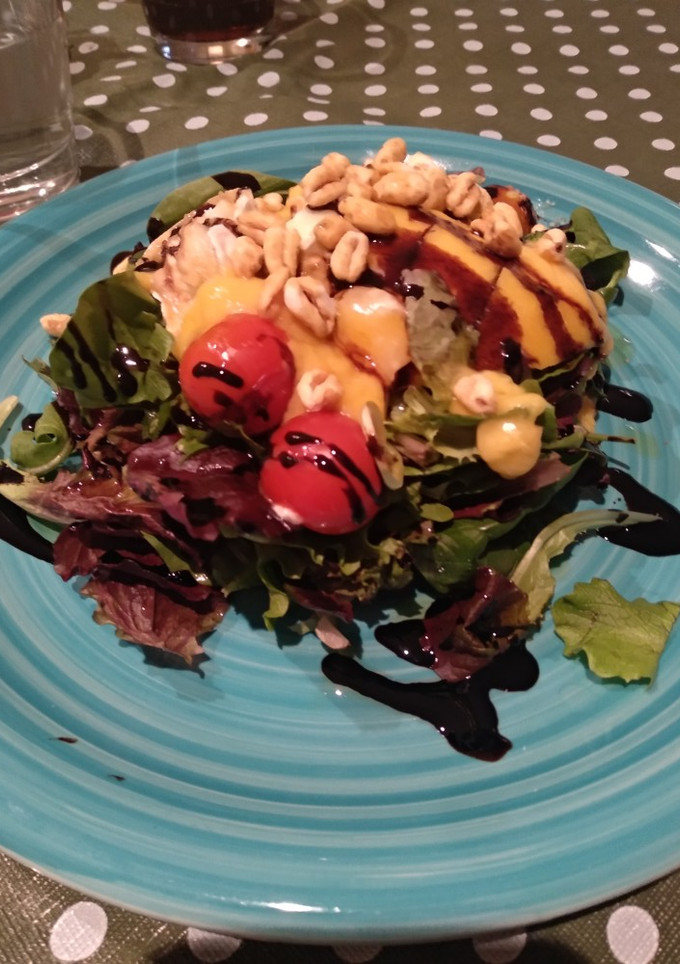 Una foto de Ensalada de brotes y mango