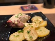 Una foto de cerdo con salsa roquefort