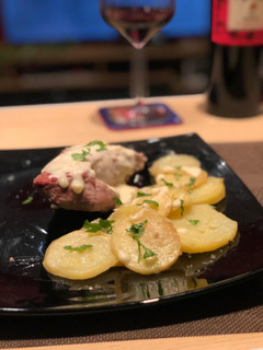 Una foto de Solomillo de cerdo con papas al horno y salsa de roquefort